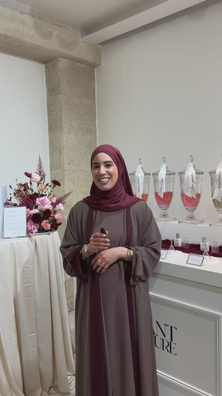 La fondatrice de la marque JENNAH devant le bar à parfums Instant Signature lors de son événement 