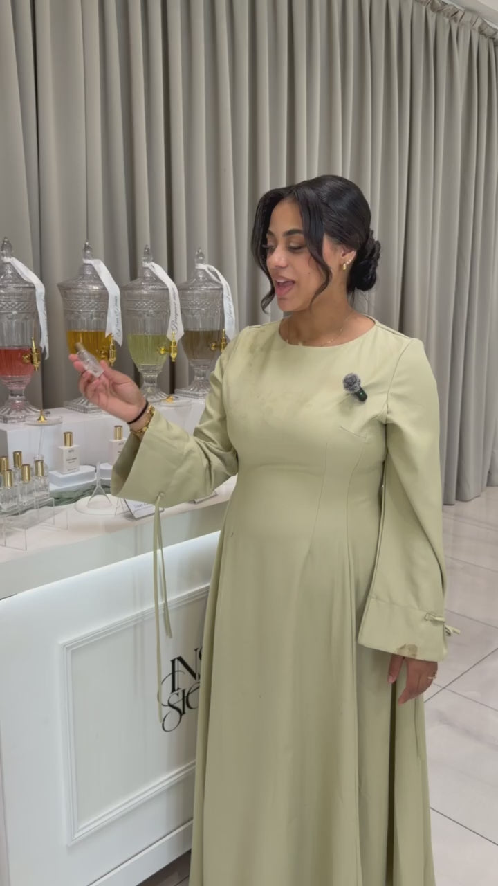 L'influenceuse By Sihem devant le bar à parfums Instant Signature lors de son événement