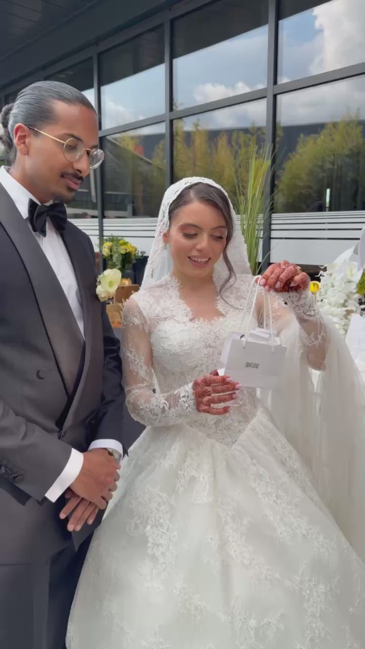 Mariés devant le bar à parfums Instant Signature lors de leur mariage